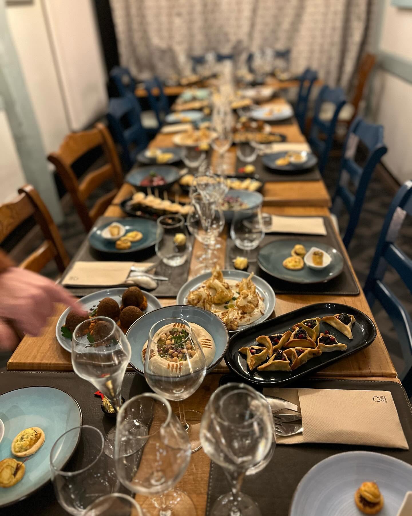 Une grande table dressée chez Närenj